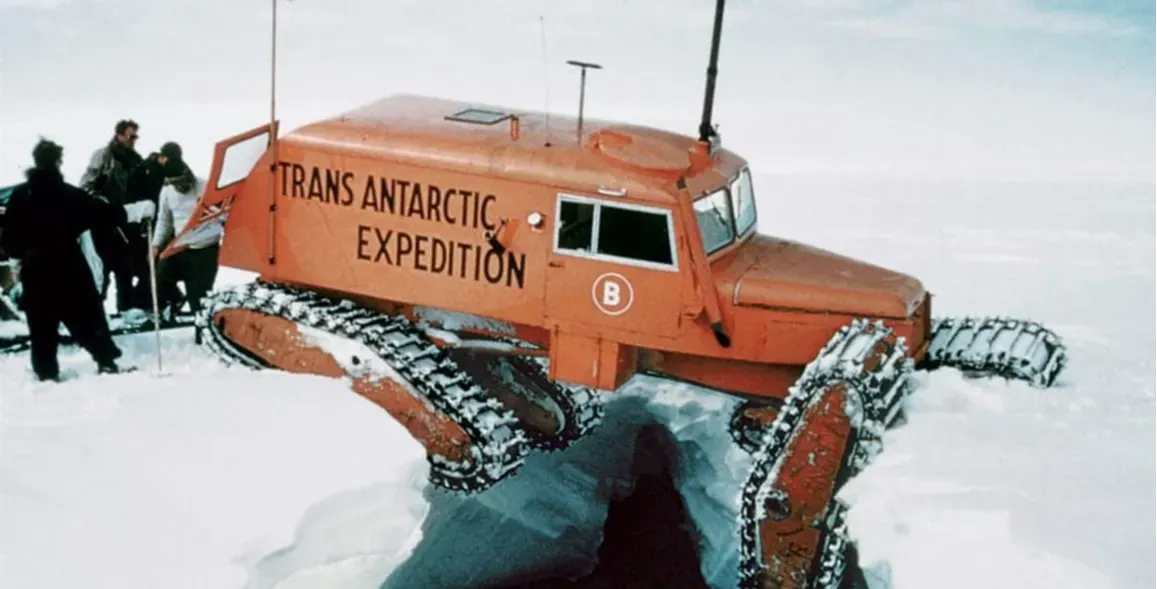 Antarctic Crossing - with Dogs and a (Sno) Cat